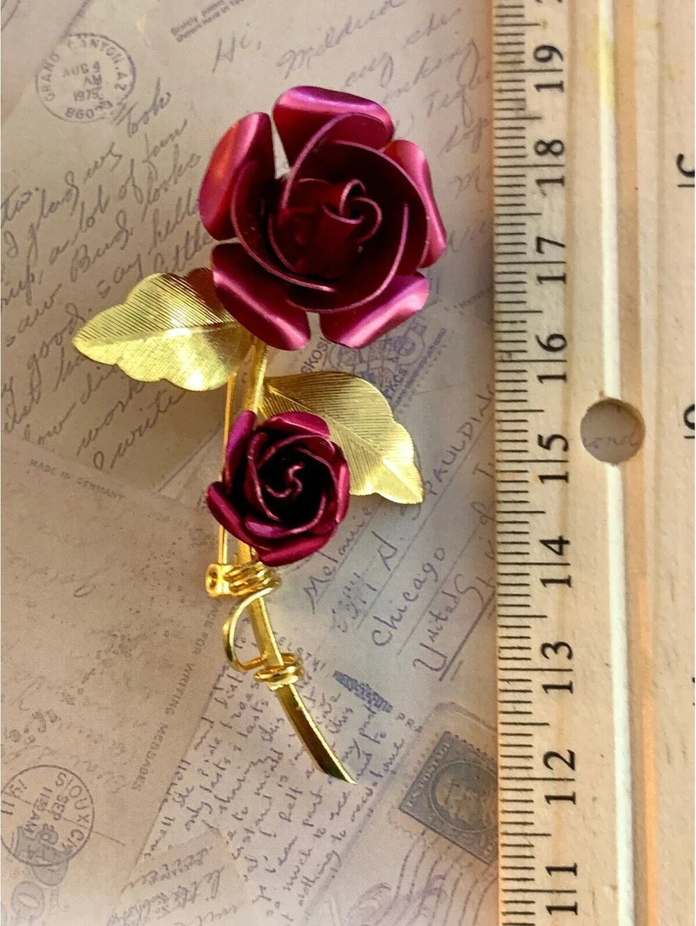 Vintage Elegant Double Rose Gold-Tone Floral Brooch Pin – Glamorous Accessory